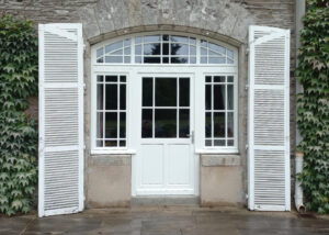 Porte d’entrée contemporaine en bois exotique, avec double vitrage clair et petits bois intégré