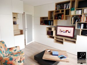 Meuble TV bibliothèque pour salon conçu par Menuiserie Peuron dans le morbihan