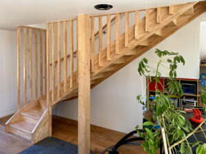 Conception d'un escalier ¼ tournant avec contre-marches en hévéa vernis. Escalier de notre gamme Constance avec des tasseaux verticaux en hévéa vernis
