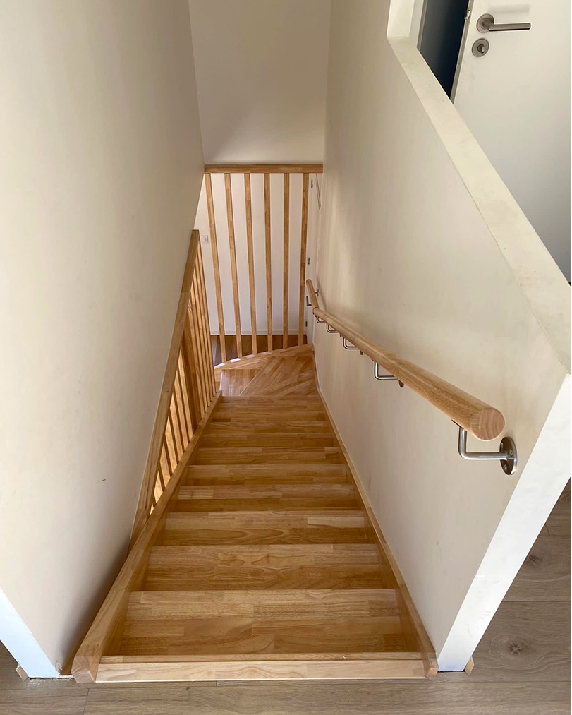 Escalier de notre gamme Constance avec des tasseaux verticaux en hévéa vernis