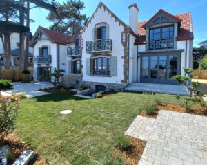 Rénovation menuiseries extérieures à Carnac Rénovation des menuiseries extérieures de cette demeure d'exception.